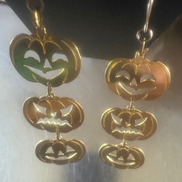 While Odin Sleeps Pumpkin Earrings~ - Picture 3 of 5